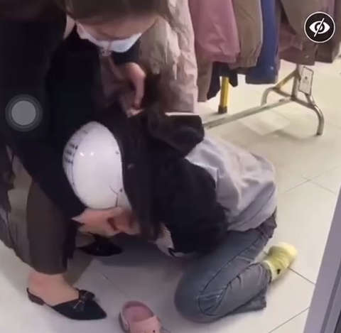Khởi tố chủ cửa hàng thời trang ở Thanh Hóa tội làm nhục người khác - Ảnh 2. Khởi tố chủ cửa hàng thời trang ở Thanh Hóa tội làm nhục người khác - Ảnh 2.