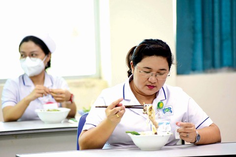 Xe phở yêu thương có ích cho tinh thần y bác sĩ - Ảnh 2. Xe phở yêu thương có ích cho tinh thần y bác sĩ - Ảnh 2.