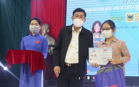 ‘Tiếp sức đến trường’ cho tân sinh viên: Những tấm gương nghị lực và hiếu thảo - Ảnh 6. ‘Tiếp sức đến trường’ cho tân sinh viên: Những tấm gương nghị lực và hiếu thảo - Ảnh 6.