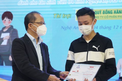 ‘Tiếp sức đến trường’ cho tân sinh viên: Những tấm gương nghị lực và hiếu thảo - Ảnh 2. ‘Tiếp sức đến trường’ cho tân sinh viên: Những tấm gương nghị lực và hiếu thảo - Ảnh 2.