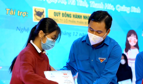 ‘Tiếp sức đến trường’ cho tân sinh viên: Những tấm gương nghị lực và hiếu thảo - Ảnh 7. ‘Tiếp sức đến trường’ cho tân sinh viên: Những tấm gương nghị lực và hiếu thảo - Ảnh 7.
