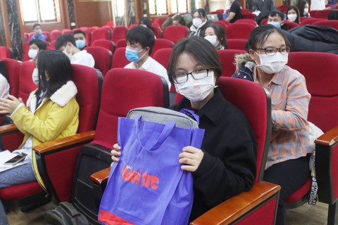 ‘Tiếp sức đến trường’ cho tân sinh viên: Những tấm gương nghị lực và hiếu thảo - Ảnh 12. ‘Tiếp sức đến trường’ cho tân sinh viên: Những tấm gương nghị lực và hiếu thảo - Ảnh 12.