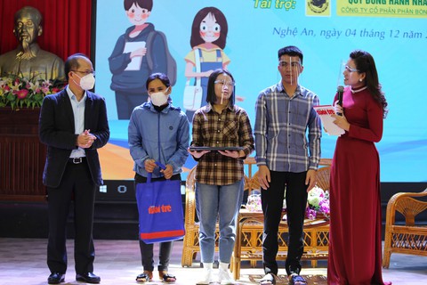 ‘Tiếp sức đến trường’ cho tân sinh viên: Những tấm gương nghị lực và hiếu thảo - Ảnh 5. ‘Tiếp sức đến trường’ cho tân sinh viên: Những tấm gương nghị lực và hiếu thảo - Ảnh 5.