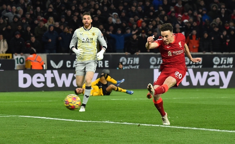Thắng nghẹt thở Wolverhampton ở phút 90+5, Liverpool vươn lên đầu bảng - Ảnh 1. Thắng nghẹt thở Wolverhampton ở phút 90+5, Liverpool vươn lên đầu bảng - Ảnh 1.