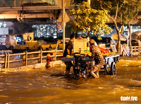 TP.HCM: Đoạn ngập ven kênh Tẻ dài hơn bất thường chiều 5-12 - Ảnh 1. TP.HCM: Đoạn ngập ven kênh Tẻ dài hơn bất thường chiều 5-12 - Ảnh 1.