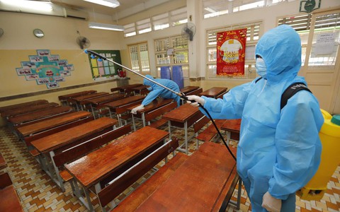 Hà Nội và TP.HCM cho trẻ tới trường, tính toán đau đầu - Ảnh 1. Hà Nội và TP.HCM cho trẻ tới trường, tính toán đau đầu - Ảnh 1.