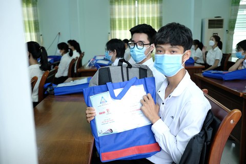Sau này thành đạt, em muốn mở trại trẻ mồ côi để trả ơn cuộc đời - Ảnh 13. Sau này thành đạt, em muốn mở trại trẻ mồ côi để trả ơn cuộc đời - Ảnh 13.