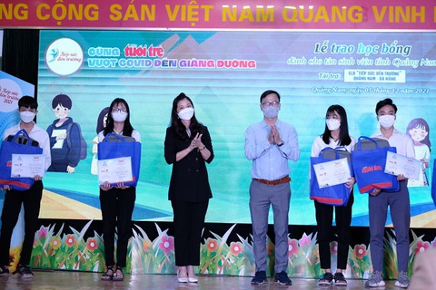 Sau này thành đạt, em muốn mở trại trẻ mồ côi để trả ơn cuộc đời - Ảnh 12. Sau này thành đạt, em muốn mở trại trẻ mồ côi để trả ơn cuộc đời - Ảnh 12.