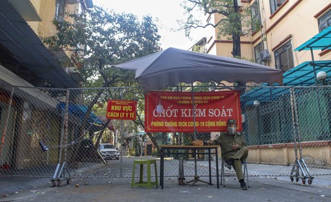 Rào chắn phòng dịch trở lại Hà Nội do số ca mắc mới tăng cao - Ảnh 1. Rào chắn phòng dịch trở lại Hà Nội do số ca mắc mới tăng cao - Ảnh 1.