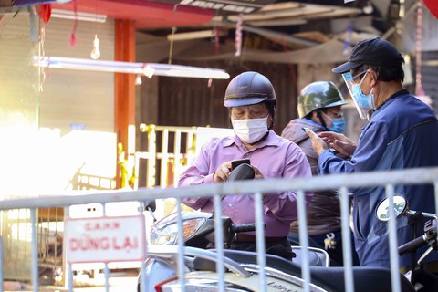 Rào chắn phòng dịch trở lại Hà Nội do số ca mắc mới tăng cao - Ảnh 4. Rào chắn phòng dịch trở lại Hà Nội do số ca mắc mới tăng cao - Ảnh 4.