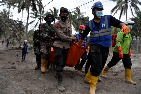 Tạm dừng cứu hộ nạn nhân núi lửa ở Indonesia - Ảnh 1. Tạm dừng cứu hộ nạn nhân núi lửa ở Indonesia - Ảnh 1.
