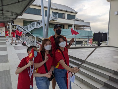 CĐV Việt Nam đổ về sân Bishan - Ảnh 4. CĐV Việt Nam đổ về sân Bishan - Ảnh 4.