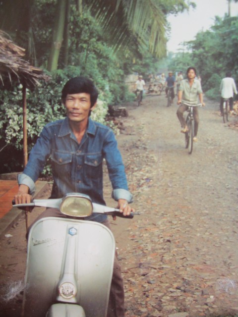 Chiếc Vespa chở cả mùa xuân - Ảnh 1. Chiếc Vespa chở cả mùa xuân - Ảnh 1.