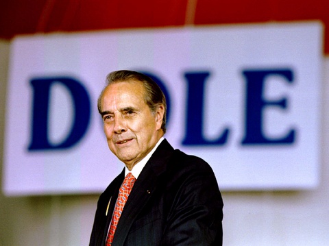 Anh hùng Thế chiến 2, ứng viên tổng thống Mỹ, cựu thượng nghị sĩ Mỹ Bob Dole qua đời - Ảnh 1. Anh hùng Thế chiến 2, ứng viên tổng thống Mỹ, cựu thượng nghị sĩ Mỹ Bob Dole qua đời - Ảnh 1.