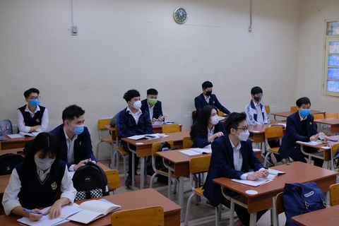 Học sinh lớp 12 Hà Nội trở lại trường - Ảnh 4. Học sinh lớp 12 Hà Nội trở lại trường - Ảnh 4.