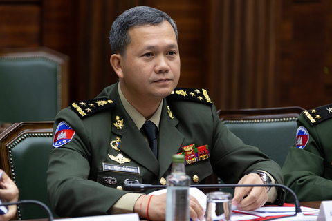 Ông Hun Sen nêu điều kiện kế nhiệm với con trai cả - Ảnh 1. Ông Hun Sen nêu điều kiện kế nhiệm với con trai cả - Ảnh 1.