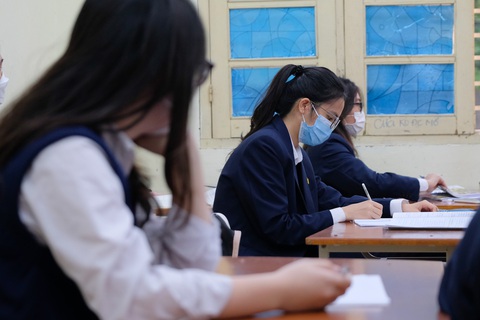 Học sinh lớp 12 Hà Nội trở lại trường - Ảnh 6. Học sinh lớp 12 Hà Nội trở lại trường - Ảnh 6.