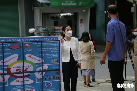 Học sinh lớp 1 Đà Nẵng đi học trực tiếp sau dịch, xúc động ngày đầu đến trường - Ảnh 16. Học sinh lớp 1 Đà Nẵng đi học trực tiếp sau dịch, xúc động ngày đầu đến trường - Ảnh 16.