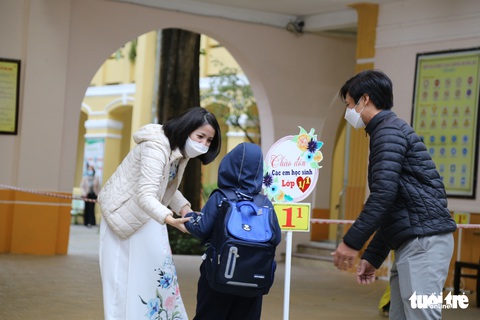 Học sinh lớp 1 Đà Nẵng đi học trực tiếp sau dịch, xúc động ngày đầu đến trường - Ảnh 6. Học sinh lớp 1 Đà Nẵng đi học trực tiếp sau dịch, xúc động ngày đầu đến trường - Ảnh 6.