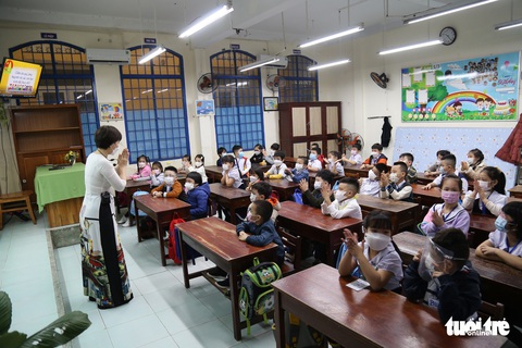 Học sinh lớp 1 Đà Nẵng đi học trực tiếp sau dịch, xúc động ngày đầu đến trường - Ảnh 10. Học sinh lớp 1 Đà Nẵng đi học trực tiếp sau dịch, xúc động ngày đầu đến trường - Ảnh 10.