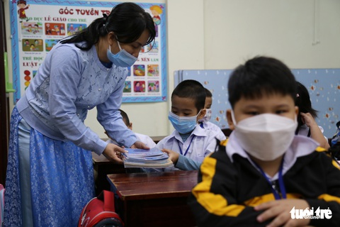 Học sinh lớp 1 Đà Nẵng đi học trực tiếp sau dịch, xúc động ngày đầu đến trường - Ảnh 14. Học sinh lớp 1 Đà Nẵng đi học trực tiếp sau dịch, xúc động ngày đầu đến trường - Ảnh 14.