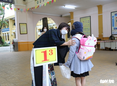 Học sinh lớp 1 Đà Nẵng đi học trực tiếp sau dịch, xúc động ngày đầu đến trường - Ảnh 7. Học sinh lớp 1 Đà Nẵng đi học trực tiếp sau dịch, xúc động ngày đầu đến trường - Ảnh 7.