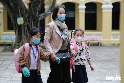 Học sinh lớp 1 Đà Nẵng đi học trực tiếp sau dịch, xúc động ngày đầu đến trường - Ảnh 8. Học sinh lớp 1 Đà Nẵng đi học trực tiếp sau dịch, xúc động ngày đầu đến trường - Ảnh 8.