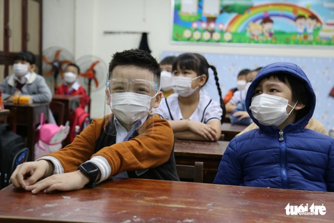 Học sinh lớp 1 Đà Nẵng đi học trực tiếp sau dịch, xúc động ngày đầu đến trường - Ảnh 13. Học sinh lớp 1 Đà Nẵng đi học trực tiếp sau dịch, xúc động ngày đầu đến trường - Ảnh 13.