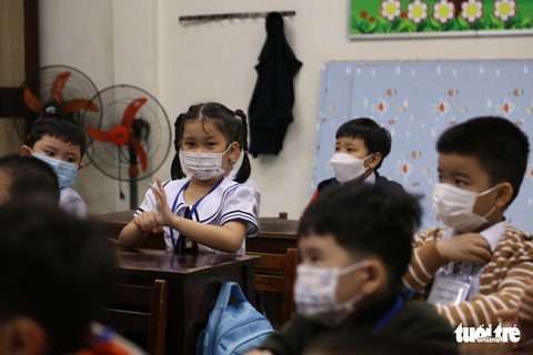 Học sinh lớp 1 Đà Nẵng đi học trực tiếp sau dịch, xúc động ngày đầu đến trường - Ảnh 11. Học sinh lớp 1 Đà Nẵng đi học trực tiếp sau dịch, xúc động ngày đầu đến trường - Ảnh 11.