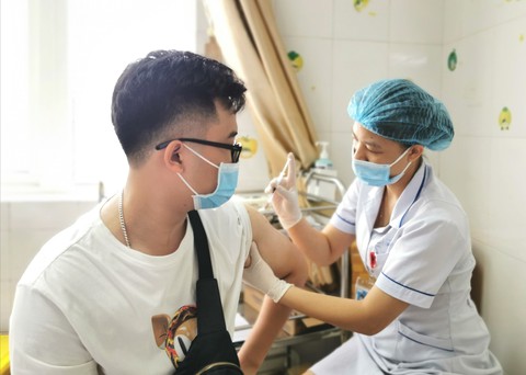 Quảng Ninh phấn đấu hết quý 1-2022 tiêm xong vắc xin mũi 3 cho người dân từ 18 tuổi trở lên - Ảnh 1. Quảng Ninh phấn đấu hết quý 1-2022 tiêm xong vắc xin mũi 3 cho người dân từ 18 tuổi trở lên - Ảnh 1.