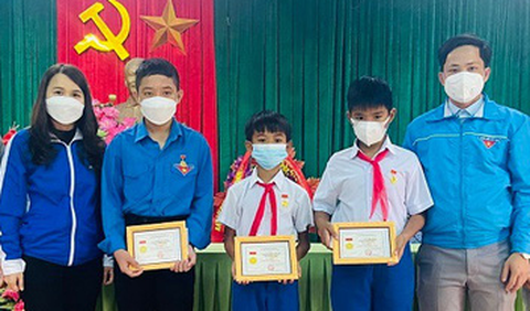 3 học sinh dũng cảm lao xuống hồ titan cứu người được trao huy hiệu Tuổi trẻ dũng cảm - Ảnh 1. 3 học sinh dũng cảm lao xuống hồ titan cứu người được trao huy hiệu Tuổi trẻ dũng cảm - Ảnh 1.