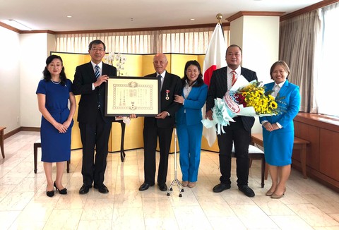 Nhật trao huân chương Mặt trời mọc cho thầy giáo Nguyễn Đức Hòe - Ảnh 1. Nhật trao huân chương Mặt trời mọc cho thầy giáo Nguyễn Đức Hòe - Ảnh 1.