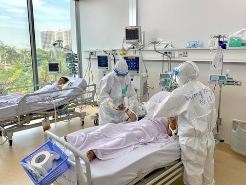 Cuộc chiến lại tiếp tục ở Bệnh viện hồi sức COVID-19 lớn nhất TP.HCM - Ảnh 5. Cuộc chiến lại tiếp tục ở Bệnh viện hồi sức COVID-19 lớn nhất TP.HCM - Ảnh 5.