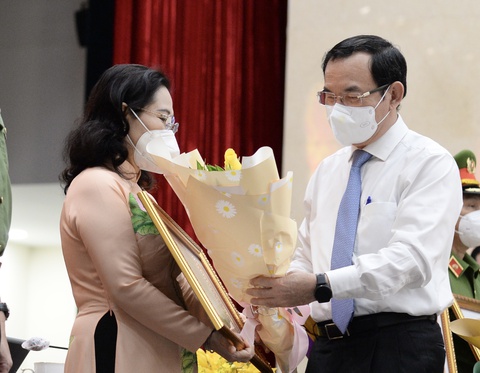 Bí thư TP.HCM đề nghị chất vấn UBND TP về cách ứng phó dịch khi có biến chủng mới - Ảnh 2. Bí thư TP.HCM đề nghị chất vấn UBND TP về cách ứng phó dịch khi có biến chủng mới - Ảnh 2.