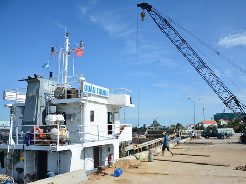 Mùa dịch, hàng hóa thiết yếu từ đất liền đến với hàng chục ngàn dân đảo Phú Quý thế nào? - Ảnh 3. Mùa dịch, hàng hóa thiết yếu từ đất liền đến với hàng chục ngàn dân đảo Phú Quý thế nào? - Ảnh 3.