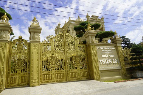 Truy tố cha con nhà Thiện Soi cho vay cắt cổ và rửa tiền - Ảnh 3. Truy tố cha con nhà Thiện Soi cho vay cắt cổ và rửa tiền - Ảnh 3.