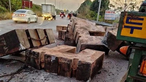 Nhiều khối bêtông từ xe đầu kéo rơi đè chết người đi xe máy - Ảnh 1. Nhiều khối bêtông từ xe đầu kéo rơi đè chết người đi xe máy - Ảnh 1.