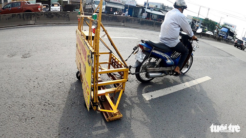 Đinh tặc xuất hiện trở lại trên quốc lộ 1 ở huyện Bình Chánh, TP.HCM - Ảnh 4. Đinh tặc xuất hiện trở lại trên quốc lộ 1 ở huyện Bình Chánh, TP.HCM - Ảnh 4.