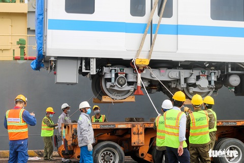 Bốc dỡ tàu metro số 1 lên xe siêu trường, siêu trọng - Ảnh 5. Bốc dỡ tàu metro số 1 lên xe siêu trường, siêu trọng - Ảnh 5.