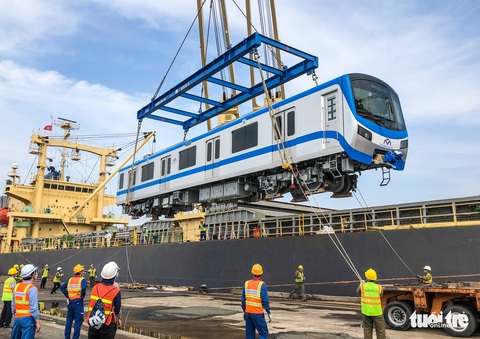 Bốc dỡ tàu metro số 1 lên xe siêu trường, siêu trọng - Ảnh 2. Bốc dỡ tàu metro số 1 lên xe siêu trường, siêu trọng - Ảnh 2.