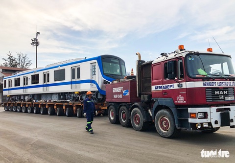 Bốc dỡ tàu metro số 1 lên xe siêu trường, siêu trọng - Ảnh 6. Bốc dỡ tàu metro số 1 lên xe siêu trường, siêu trọng - Ảnh 6.