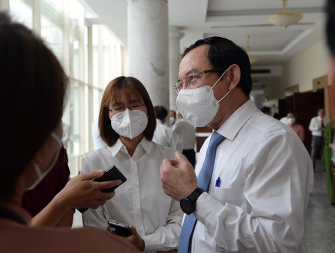 Bí thư Nguyễn Văn Nên: Xem xét trì hoãn cho học sinh lớp 1 đến trường - Ảnh 1. Bí thư Nguyễn Văn Nên: Xem xét trì hoãn cho học sinh lớp 1 đến trường - Ảnh 1.