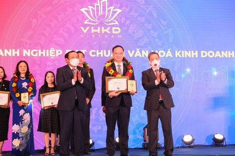 Vietcombank lọt top 10 doanh nghiệp đầu tiên đạt chuẩn văn hóa kinh doanh - Ảnh 1. Vietcombank lọt top 10 doanh nghiệp đầu tiên đạt chuẩn văn hóa kinh doanh - Ảnh 1.