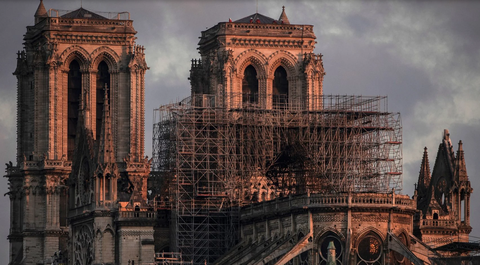 Người Pháp nổi giận vì nhà thờ Đức Bà Paris được tu sửa như công viên Disney - Ảnh 1. Người Pháp nổi giận vì nhà thờ Đức Bà Paris được tu sửa như công viên Disney - Ảnh 1.