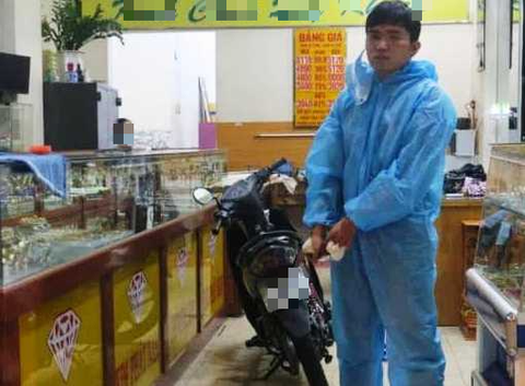 Vàng được giá, dùng dao khống chế bé trai con chủ tiệm vàng trên đường Nguyễn Xí để cướp - Ảnh 1. Vàng được giá, dùng dao khống chế bé trai con chủ tiệm vàng trên đường Nguyễn Xí để cướp - Ảnh 1.