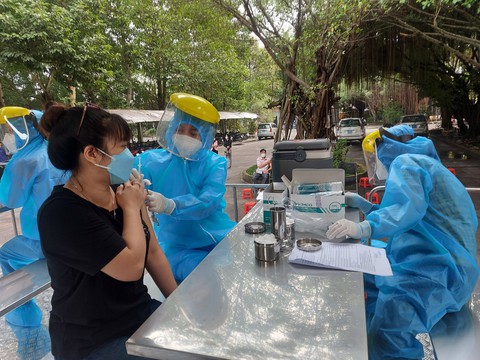 Vĩnh Long triển khai tiêm vắc xin mũi 3 cho người dân trong tháng 12 - Ảnh 1. Vĩnh Long triển khai tiêm vắc xin mũi 3 cho người dân trong tháng 12 - Ảnh 1.
