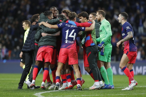 Atletico Madrid lách qua khe cửa hẹp, giành vé đi tiếp ở Champions League - Ảnh 1. Atletico Madrid lách qua khe cửa hẹp, giành vé đi tiếp ở Champions League - Ảnh 1.