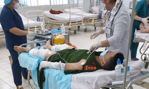 4 cán bộ công an bị phỏng trong lúc cưỡng chế một căn nhà tại quận Phú Nhuận - Ảnh 1. 4 cán bộ công an bị phỏng trong lúc cưỡng chế một căn nhà tại quận Phú Nhuận - Ảnh 1.