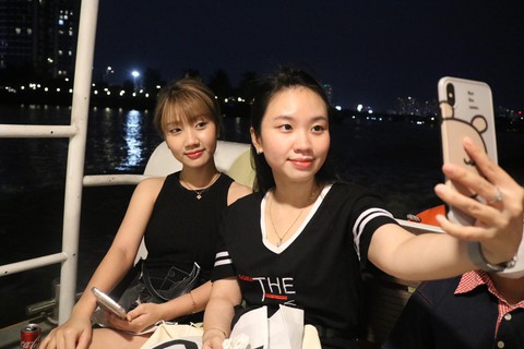 Lần đầu tiên TP.HCM có buýt sông vào ban đêm - Ảnh 1. Lần đầu tiên TP.HCM có buýt sông vào ban đêm - Ảnh 1.