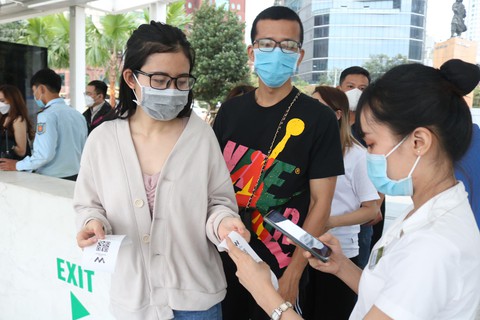 Lần đầu tiên TP.HCM có buýt sông vào ban đêm - Ảnh 3. Lần đầu tiên TP.HCM có buýt sông vào ban đêm - Ảnh 3.